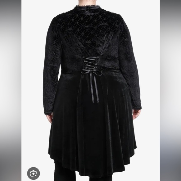 Her Universe 2X The Witcher Yennefer Velvet Hi-Low Waistcoat Plus Size - Picture 4 of 7